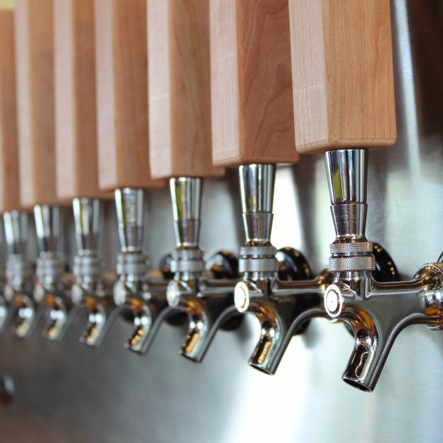 Park Pizza & Brewing Company beer taps