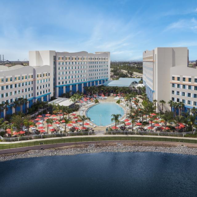 Universal's Endless Summer Resort - Surfside Inn and Suites exterior and lake