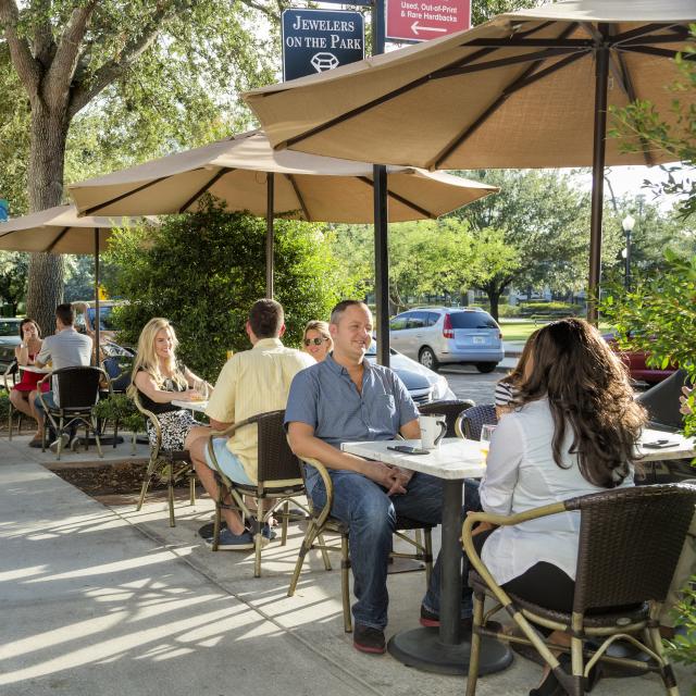 Outdoor dining on Park Avenue