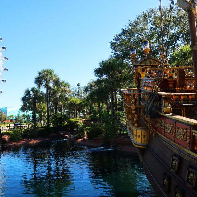 Influencer Katie Ellison and her family at Pirate's Cove miniature golf